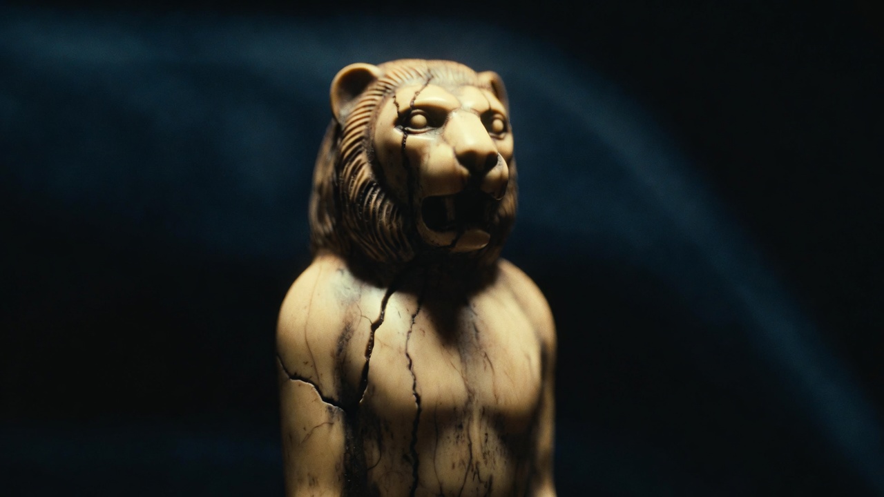 Arqueólogos analisaram a estátua do Homem-Leão que possui 40 mil anos de idade e foi esculpida em marfim de mamute para representar uma divindade híbrida em uma caverna na Alemanha