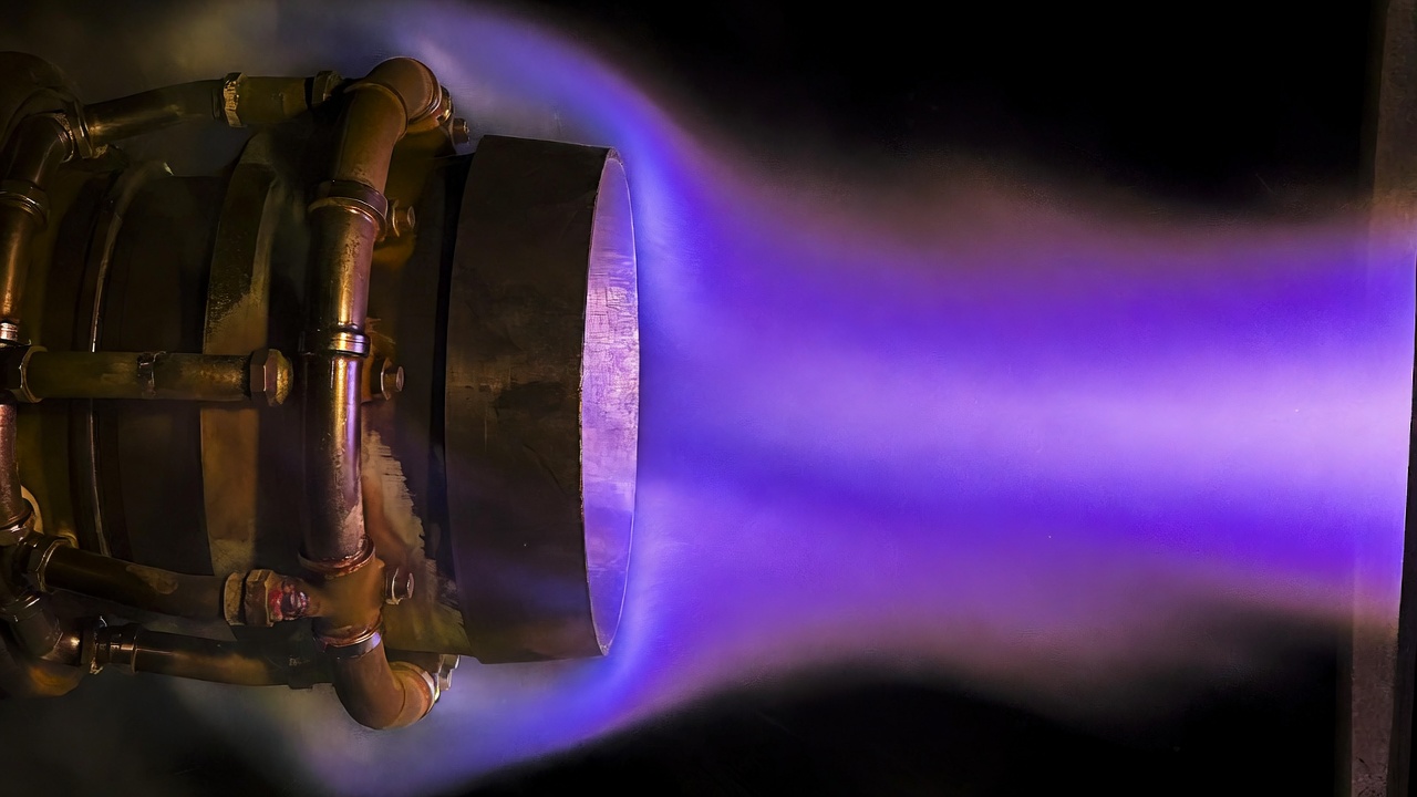 Com 120 metros de altura e 33 motores na base, o foguete de aço que gera sete mil toneladas de empuxo busca viabilizar a vida em outros planetas