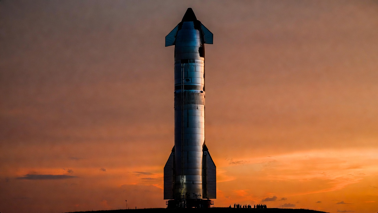Com 120 metros de altura e 33 motores na base, o foguete de aço que gera sete mil toneladas de empuxo busca viabilizar a vida em outros planetas