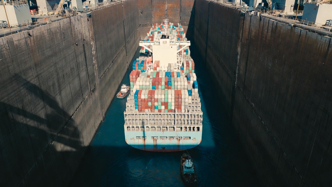 Elevando navios de 120 mil toneladas em três eclusas, o canal interoceânico que utiliza lagos artificiais corta o tempo de viagem global hoje