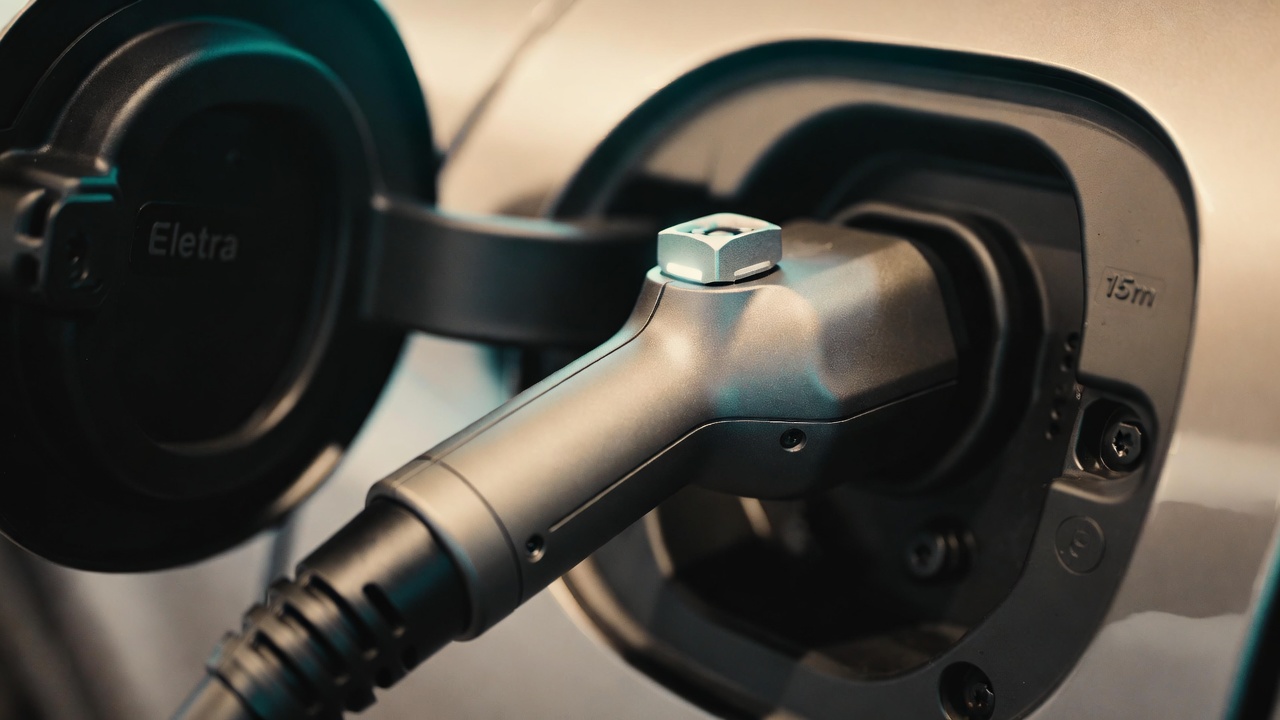 Com 15 metros de comprimento e baterias de lítio que garantem autonomia de 250 quilômetros, o ônibus elétrico nacional transporta 100 pessoas com zero emissão e silêncio total nas avenidas das grandes capitais brasileiras