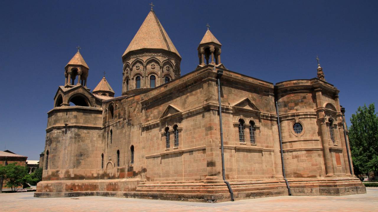 Com sua cúpula de pedra e fundada em 301 d.C., a catedral armênia tornou-se a igreja mais antiga do mundo e o coração espiritual da nação