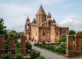 Com sua cúpula de pedra e fundada em 301 d.C., a catedral armênia tornou-se a igreja mais antiga do mundo e o coração espiritual da nação