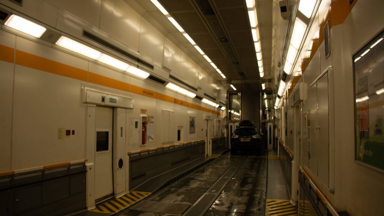 Famílias inteiras estacionam seus carros dentro de um trem de alta velocidade e viajam debaixo do oceano por 50 quilômetros para conseguir cruzar a fronteira em segurança