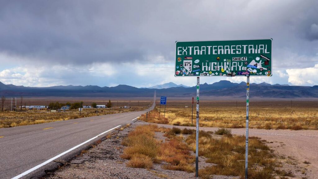 A rodovia americana percorre 158 km pelo deserto; famosa por relatos de OVNIs, ela é o trajeto mais misterioso do estado de Nevada