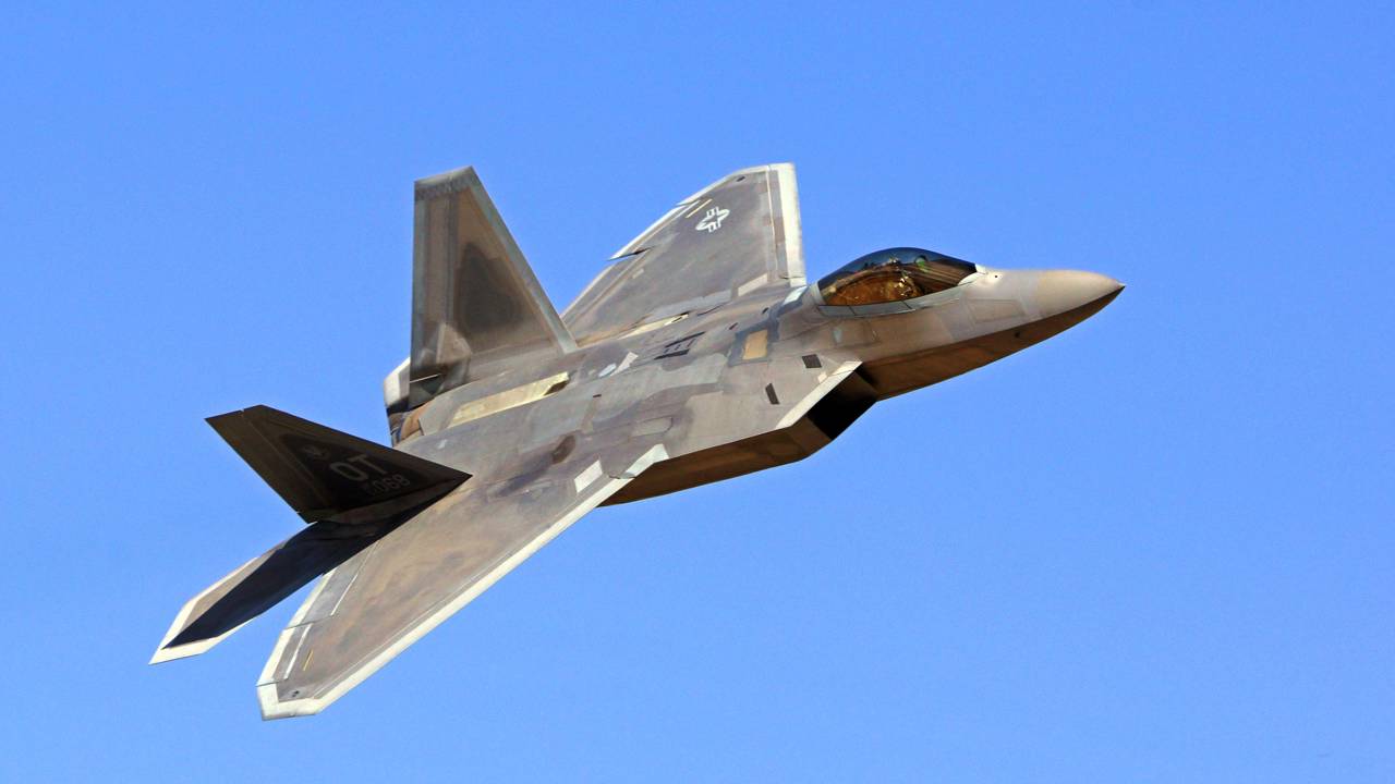 Com tecnologia de super-cruzeiro e revestimento RAM, o F-22 surge como a referência de superioridade aérea que dribla os radares inimigos