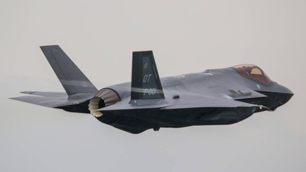 Com fusão de sensores e tecnologia stealth, o caça F-35 surge como o recorde de 5ª geração que redefine o combate aéreo global