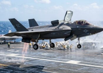 O caça de 20 toneladas que para no ar e pousa em qualquer navio sem precisar de pista nenhuma