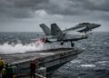 O caça naval que decola de porta-aviões em questão de segundos e consegue destruir jatos inimigos no ar antes de bombardear alvos terrestres na mesma missão
