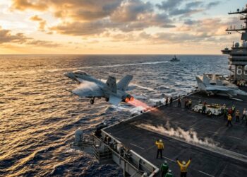 O jato de caça modernizado que domina os oceanos carregando mísseis inteligentes e pode reabastecer outras aeronaves de combate em pleno voo