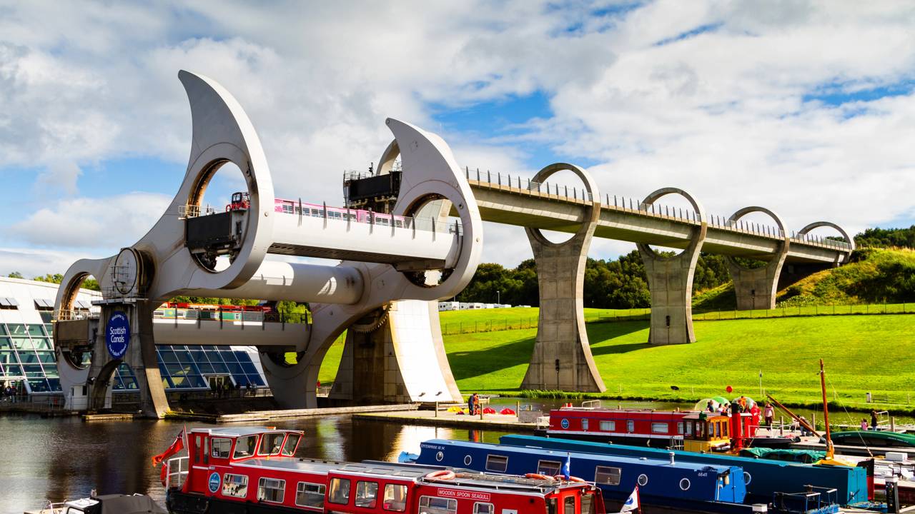 O impressionante elevador rotativo de barcos na Escócia que desafia a gravidade ao erguer embarcações gigantescas a 24 metros de altura usando a energia exata equivalente a apenas 8 chaleiras elétricas normais