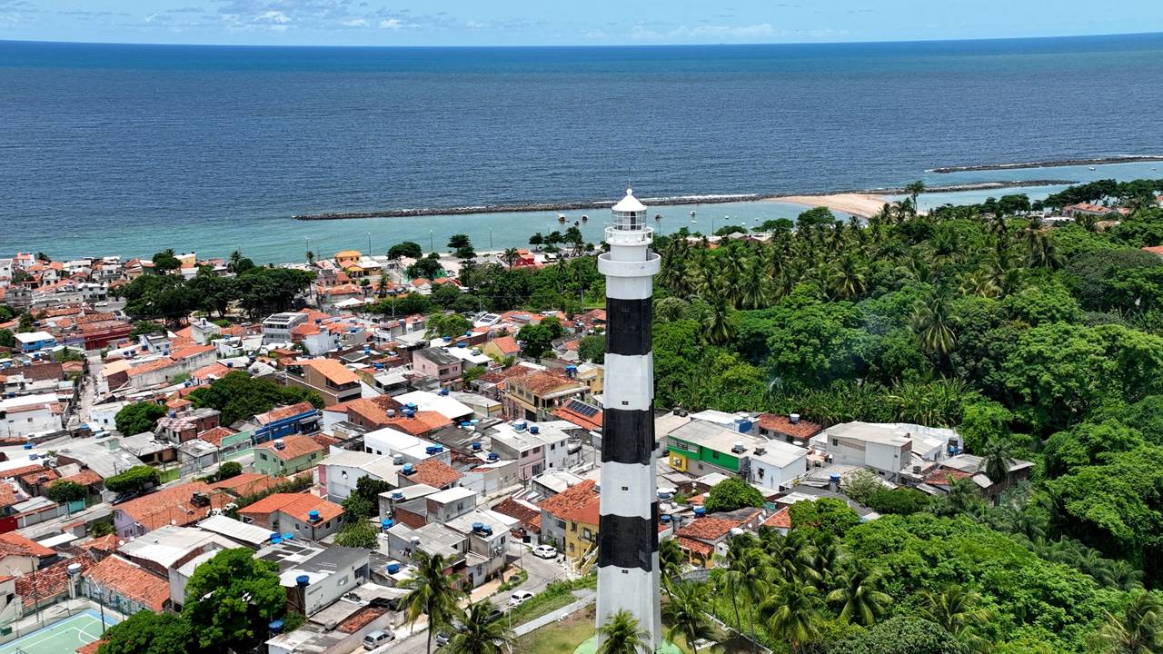 Com 42 metros de altura e listras icônicas, o farol pernambucano de 1941 surge como uma referência da engenharia costeira
