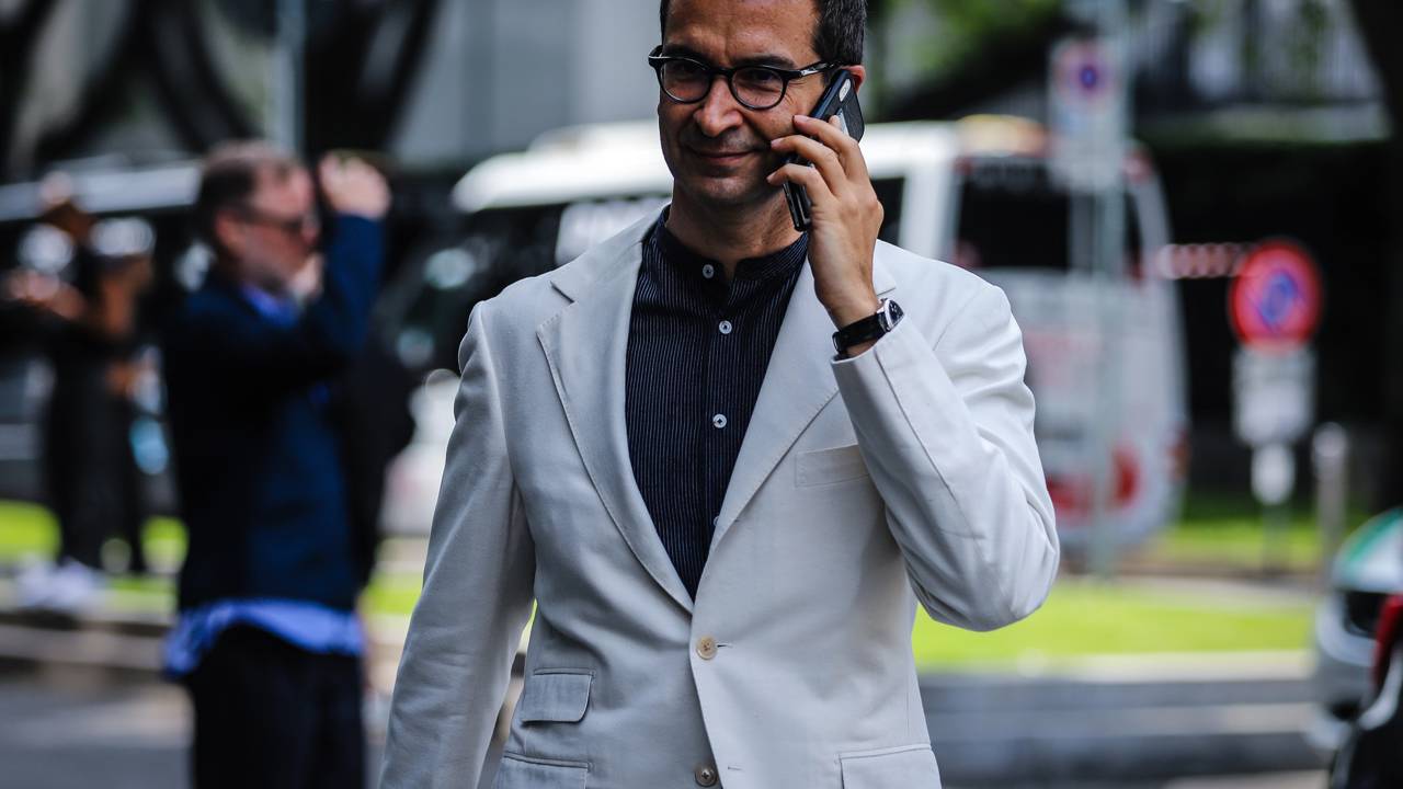 Após distribuir 50 milhões de euros em bônus para a equipe, o império digital avaliado em 5,3 bilhões de euros é um marco do e-commerce de luxo