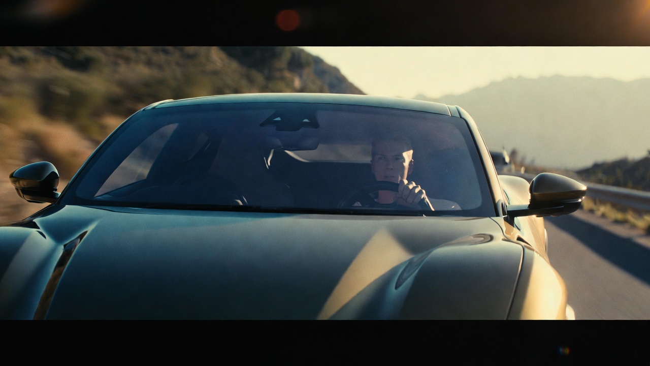 Ostentando um motor V12 aspirado com 725 cavalos de potência, este utilitário de luxo italiano que atinge 310 km/h utiliza suspensão ativa para anular a rolagem da carroceria durante as curvas mais fechadas e velozes