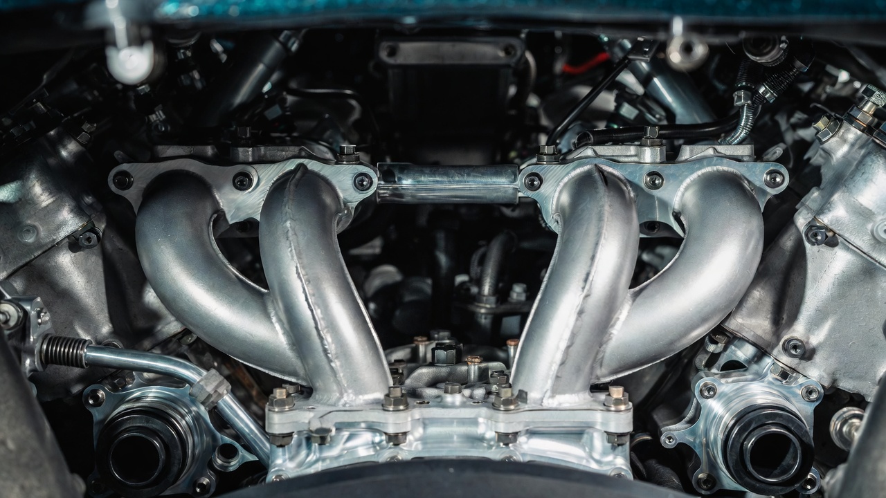 Ostentando um motor V12 aspirado com 725 cavalos de potência, este utilitário de luxo italiano que atinge 310 km/h utiliza suspensão ativa para anular a rolagem da carroceria durante as curvas mais fechadas e velozes