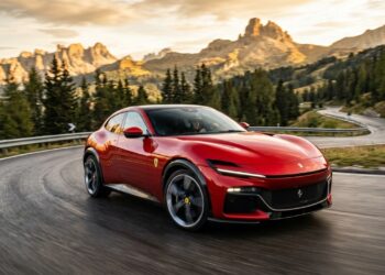 Ostentando um motor V12 aspirado com 725 cavalos de potência, este utilitário de luxo italiano que atinge 310 km/h utiliza suspensão ativa para anular a rolagem da carroceria durante as curvas mais fechadas e velozes