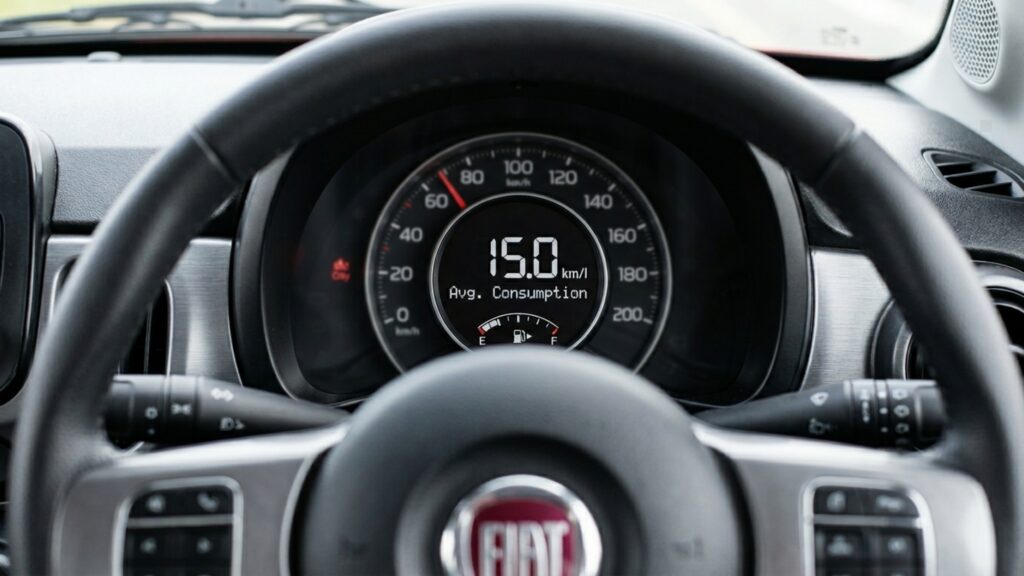 O hatchback de entrada que faz 15 km/litro na cidade e possui a cesta de peças mais barata do Brasil para motoristas que buscam economia extrema em 2026