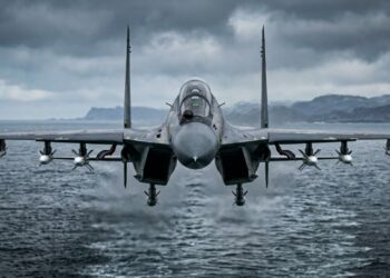 O caça pesado de 33 toneladas fabricado na China domina os ares voando a 2500 km por hora com um arsenal completo de mísseis inteligentes