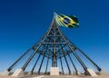 Com 100 metros de altura e 24 hastes de aço, o Mastro da Bandeira em Brasília surgiu como uma estrutura monumental e única de engenharia no país