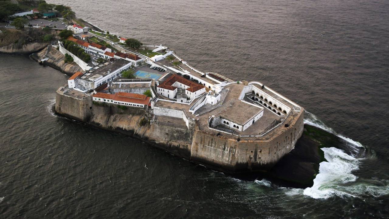 Com canhões originais e muralhas de pedra de 1555, a fortificação colossal guardou a entrada de uma das baías do Brasil por séculos