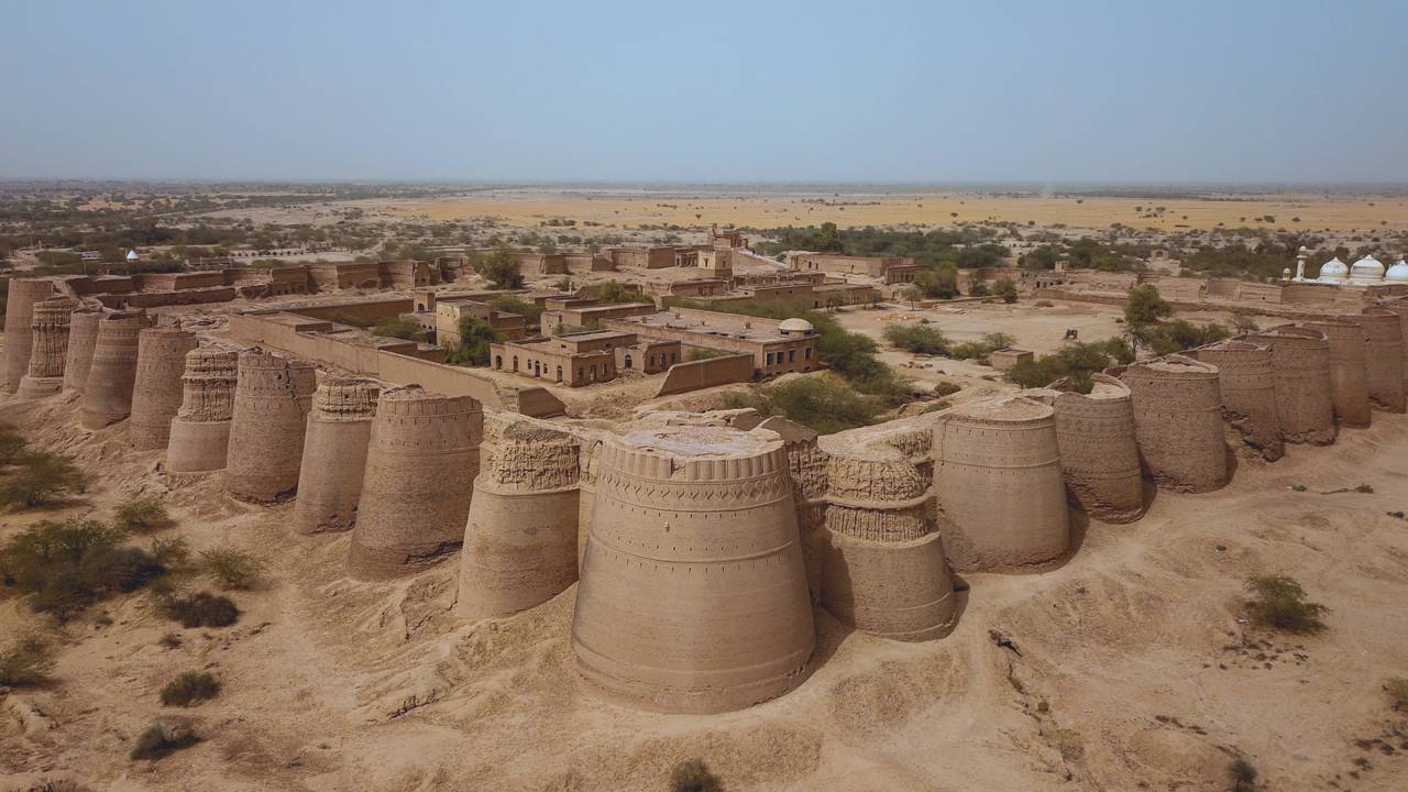 Com 30 metros de altura e 40 baluartes gigantes, a fortaleza paquistanesa do século IX domina o deserto como um marco da engenharia defensiva