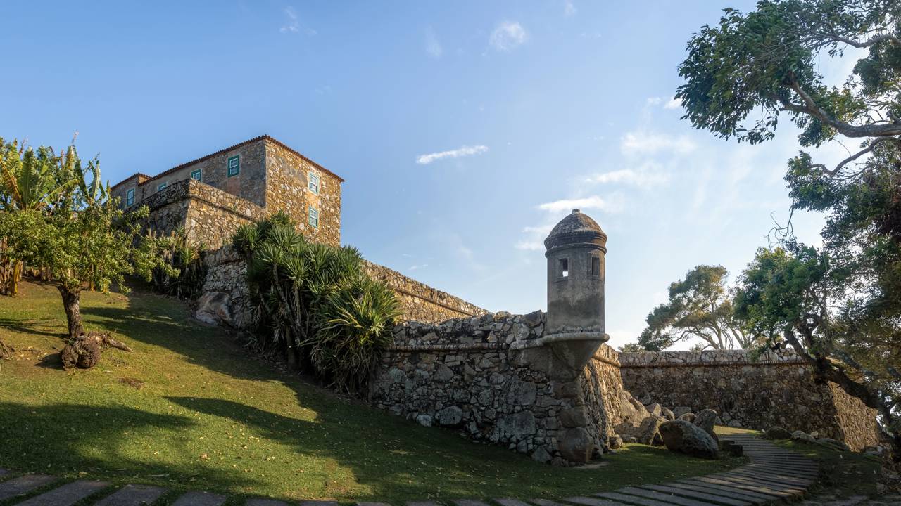 Com torres redondas e vista para a baía desde 1583, a fortificação é um dos maiores exemplos da arquitetura militar colonial no país