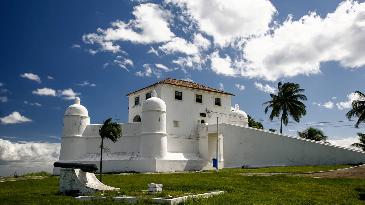 Com muralhas de pedra de 1740 e canhões originais, a fortificação é um dos maiores registros da defesa do litoral brasileiro no século dezoito