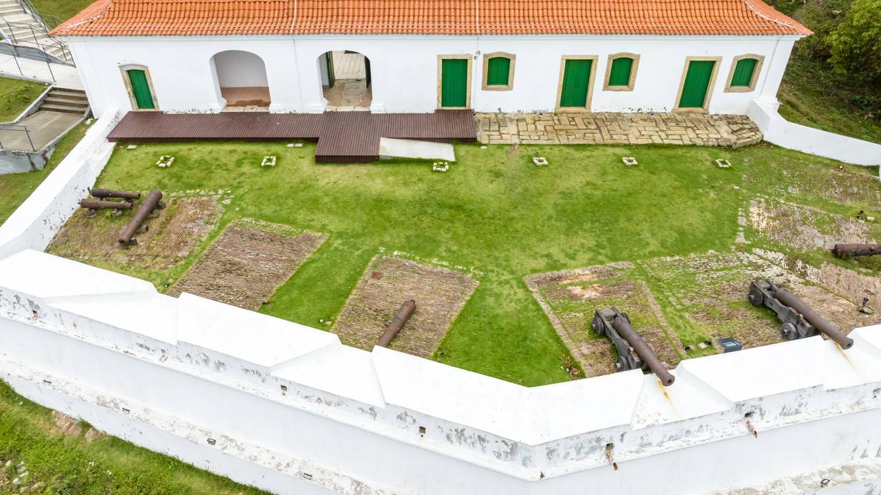 Com muralhas de pedra e cal de 1589, o forte na Paraíba surgiu como a principal defesa contra invasores e um marco da história colonial