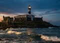 Com um forte datado de 1534 e um farol histórico, a fortaleza baiana surge como um recorde de longevidade e engenharia militar no Brasil