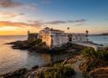 Com torres redondas e vista para a baía desde 1583, a fortificação é um dos maiores exemplos da arquitetura militar colonial no país