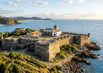 Com muralhas de pedra de 1740 e canhões originais, a fortificação é um dos maiores registros da defesa do litoral brasileiro no século dezoito
