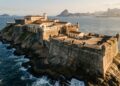 Com canhões originais e muralhas de pedra de 1555, a fortificação colossal guardou a entrada de uma das baías do Brasil por séculos