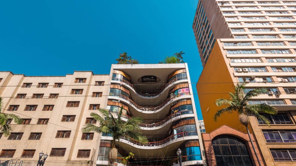 Com 450 lojas espalhadas por 6 andares, a galeria de 1963 virou o maior símbolo da cultura urbana e do comércio alternativo de São Paulo