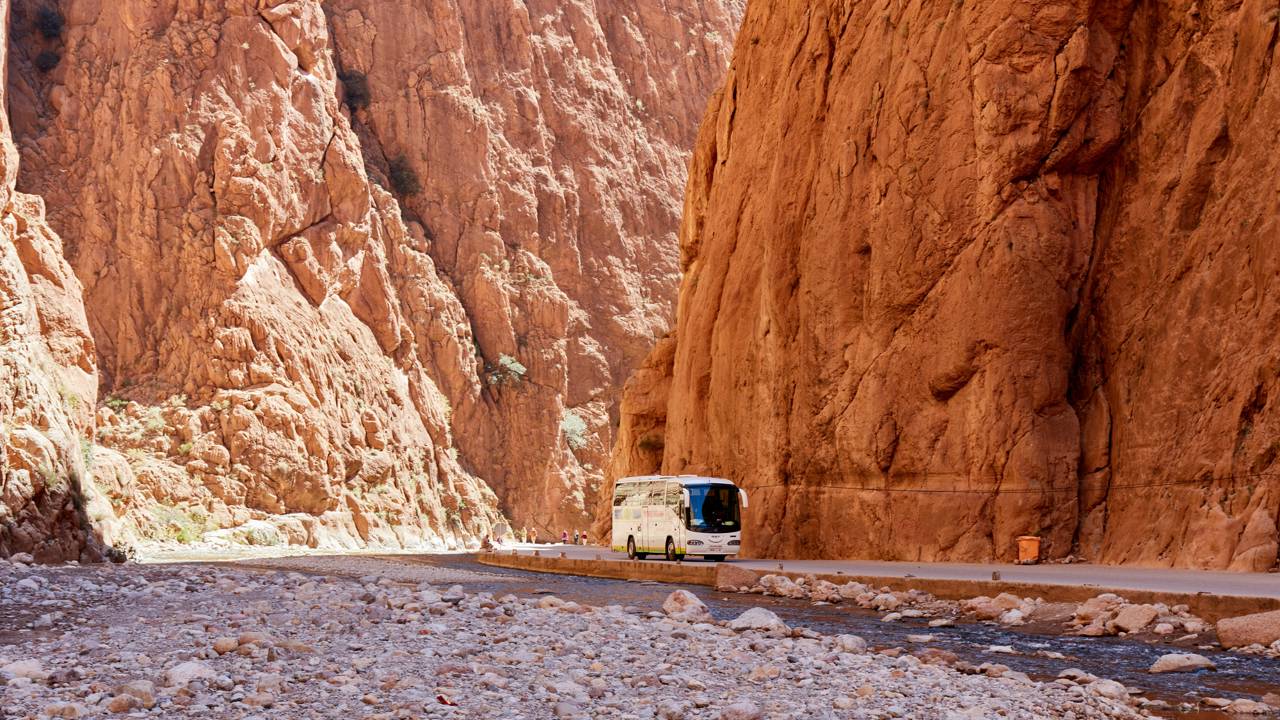 Paredões de calcário atingem 300 metros de altura nesta estrada marroquina, formando um desfiladeiro estreito que desafia a engenharia local