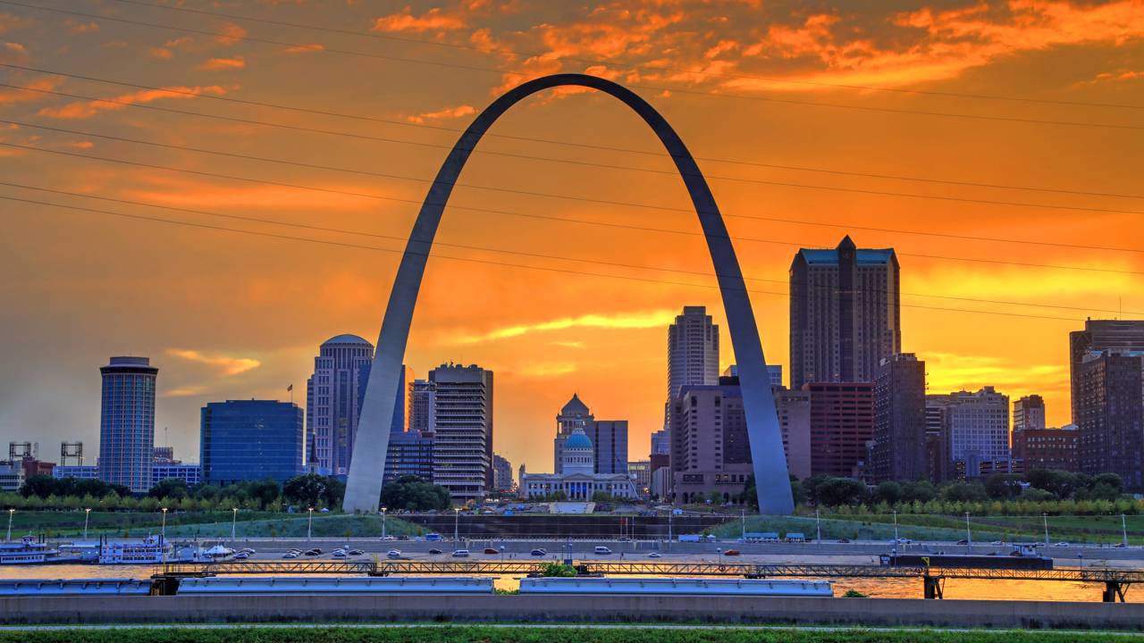 O gigantesco arco de aço inoxidável de quase 200 metros de altura nos Estados Unidos que possui um bizarro e complexo sistema de bondes internos desenhado sob medida para levar os milhares de turistas até o ponto mais alto do topo