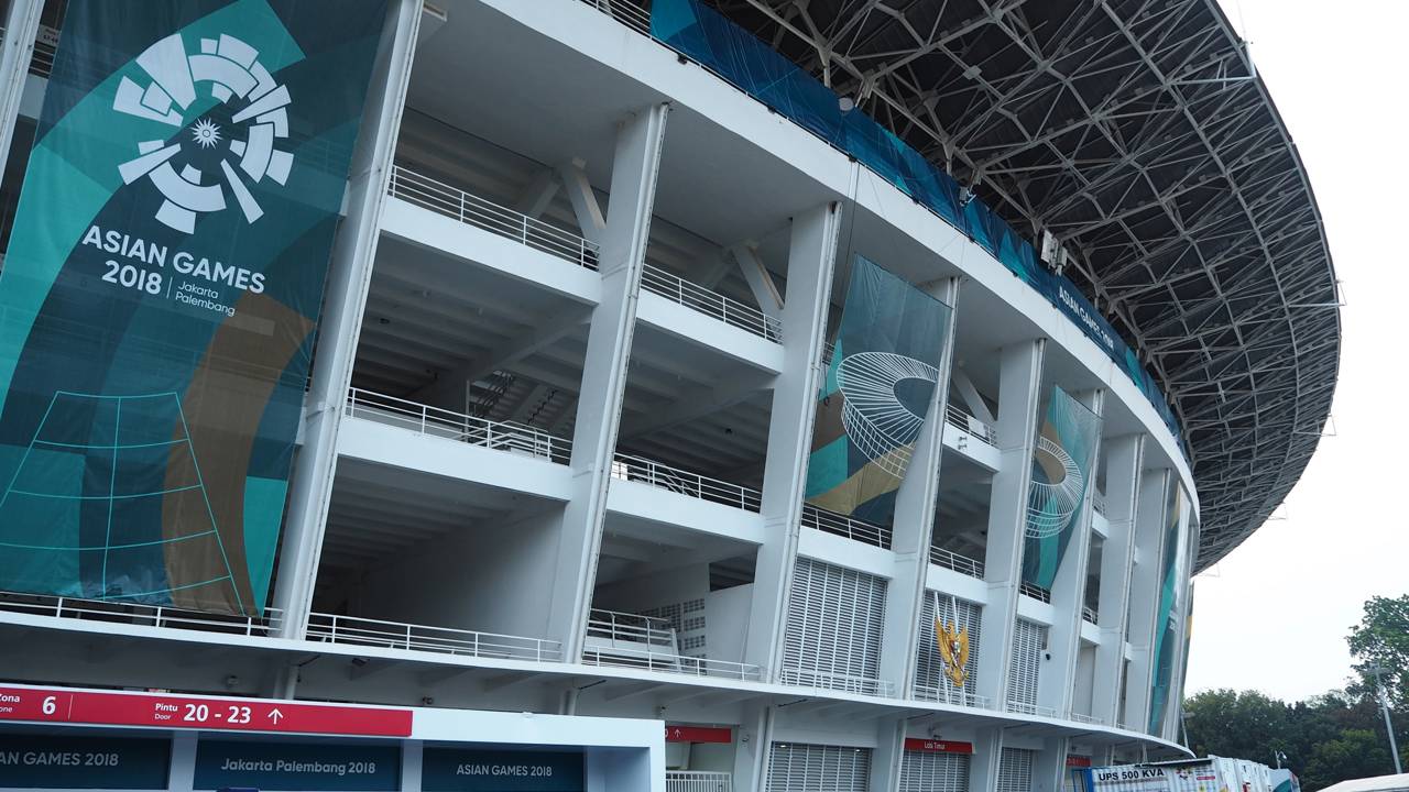 Com capacidade para 77.193 pessoas e inaugurado em 1962, o estádio na Indonésia surge como um recorde de engenharia no sudeste asiático
