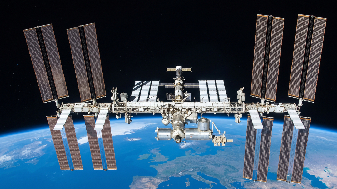 A megaestrutura de US$ 150 mil milhões que orbita a Terra a 28 mil km/h e será afundada no oceano