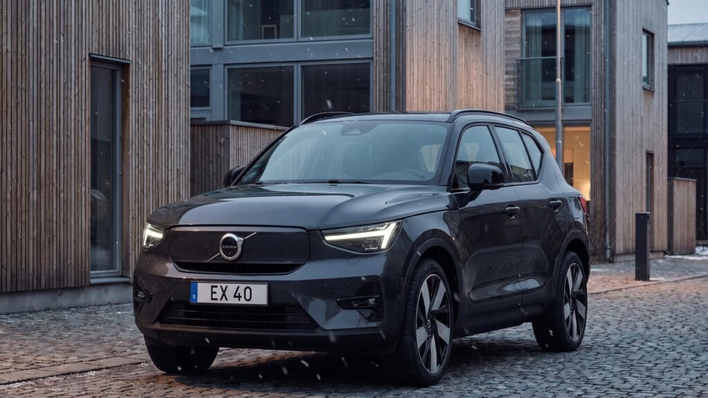 Com 408 cavalos de potência e design sueco, o Volvo EX40 surge como a referência global em performance elétrica e segurança automotiva