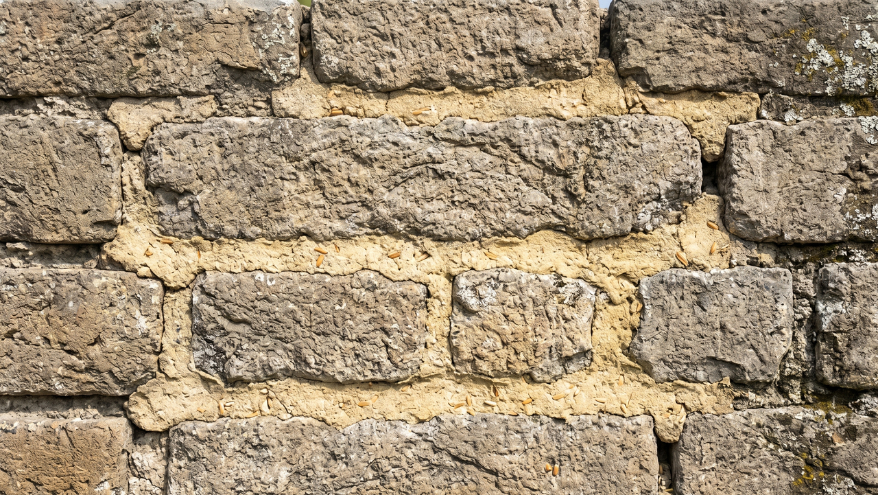 A química dos materiais revela que as muralhas seladas há 1500 anos com a antiga receita chinesa de sopa de arroz pegajoso não se tornam estruturas esfareladas pela chuva elas desenvolvem silenciosamente algo que a maioria dos cimentos industriais nunca conseguirá oferecer a capacidade molecular de fundir os blocos de pedra numa matriz impenetrável capaz de barrar terramotos e raízes de árvores