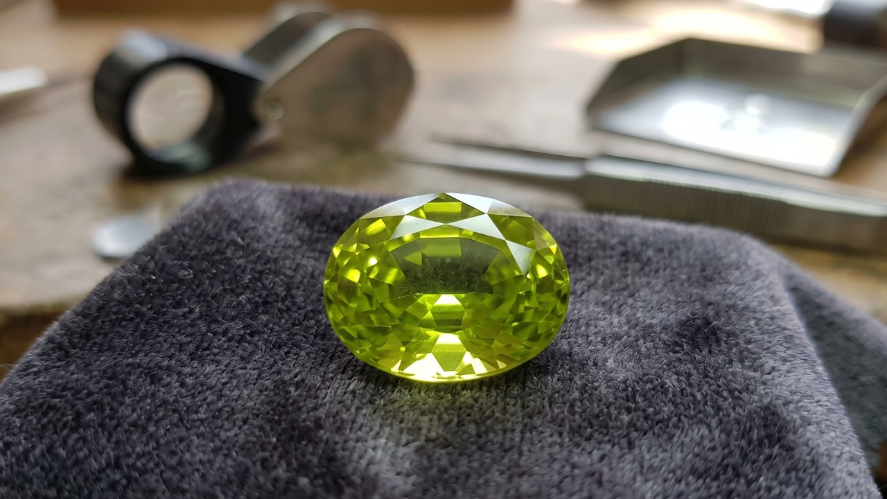 Esqueça o berilo comum, pois este mineral surge como uma joia de dureza 8,5 na escala Mohs, sendo o pilar da resistência no mundo das gemas