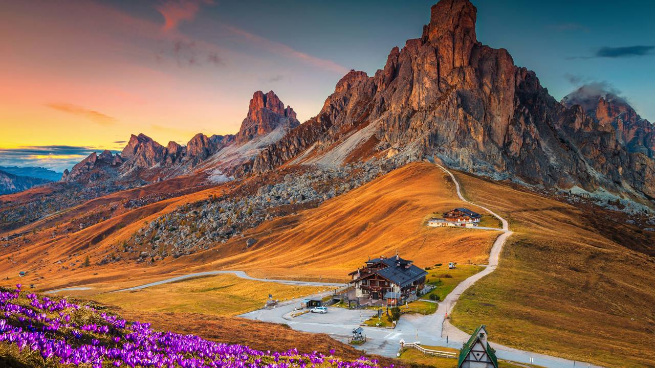 A rodovia italiana atinge 2.233 metros de altitude; com 29 curvas fechadas, o Passo Giau cruza as Dolomitas como a rota mais cênica da região