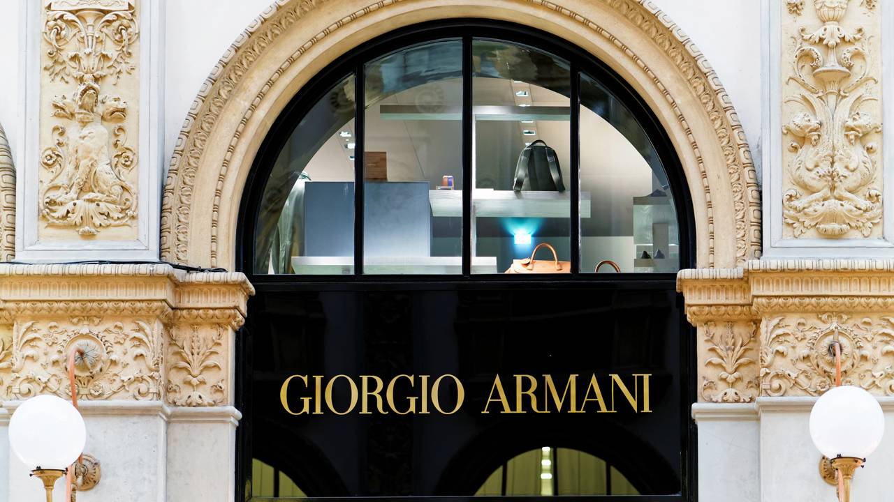 Esqueça os conglomerados de luxo, pois o legado do gênio que criou o terno desconstruído mantém a grife independente mesmo após a sua partida