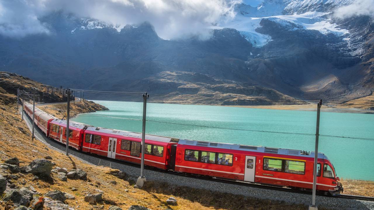 Com 291 pontes e 91 túneis em 291 km, a viagem no trem expresso mais lento do mundo atravessa os Alpes Suíços em uma experiência de luxo monumental