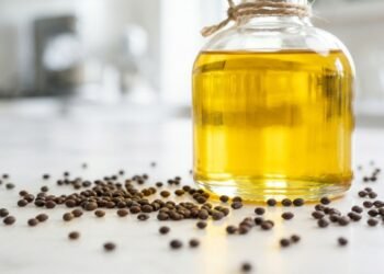 Com o esmagamento de sementes e extração por solvente a 240 graus, a indústria produz o óleo de canola, garantindo a neutralidade e a pureza total