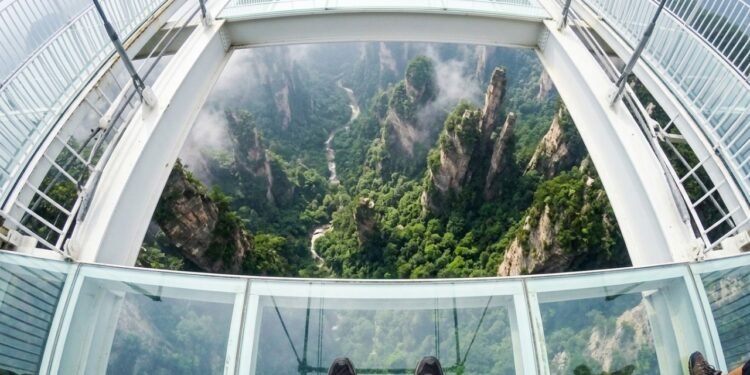 Com 430 metros de extensão e situada a 300 metros de altura, a estrutura transparente na China é um marco da engenharia e do turismo mundial