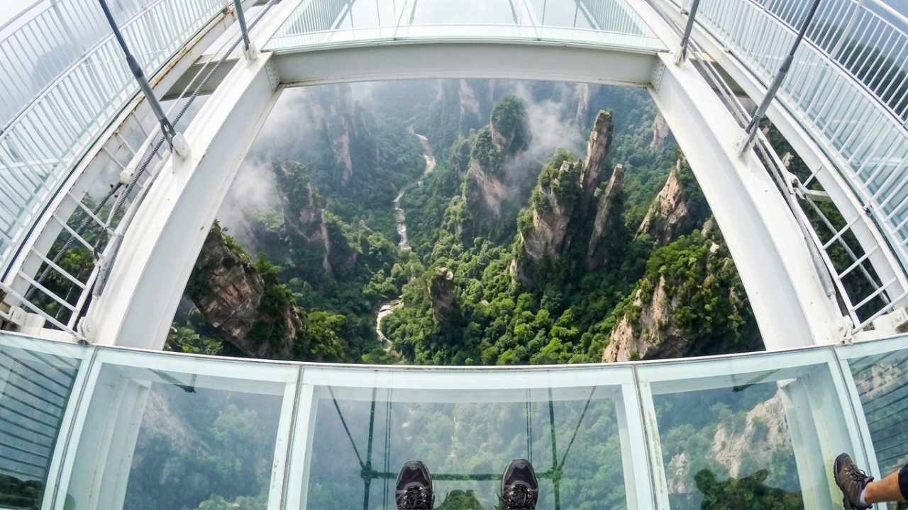 Com 430 metros de extensão e situada a 300 metros de altura, a estrutura transparente na China é um marco da engenharia e do turismo mundial