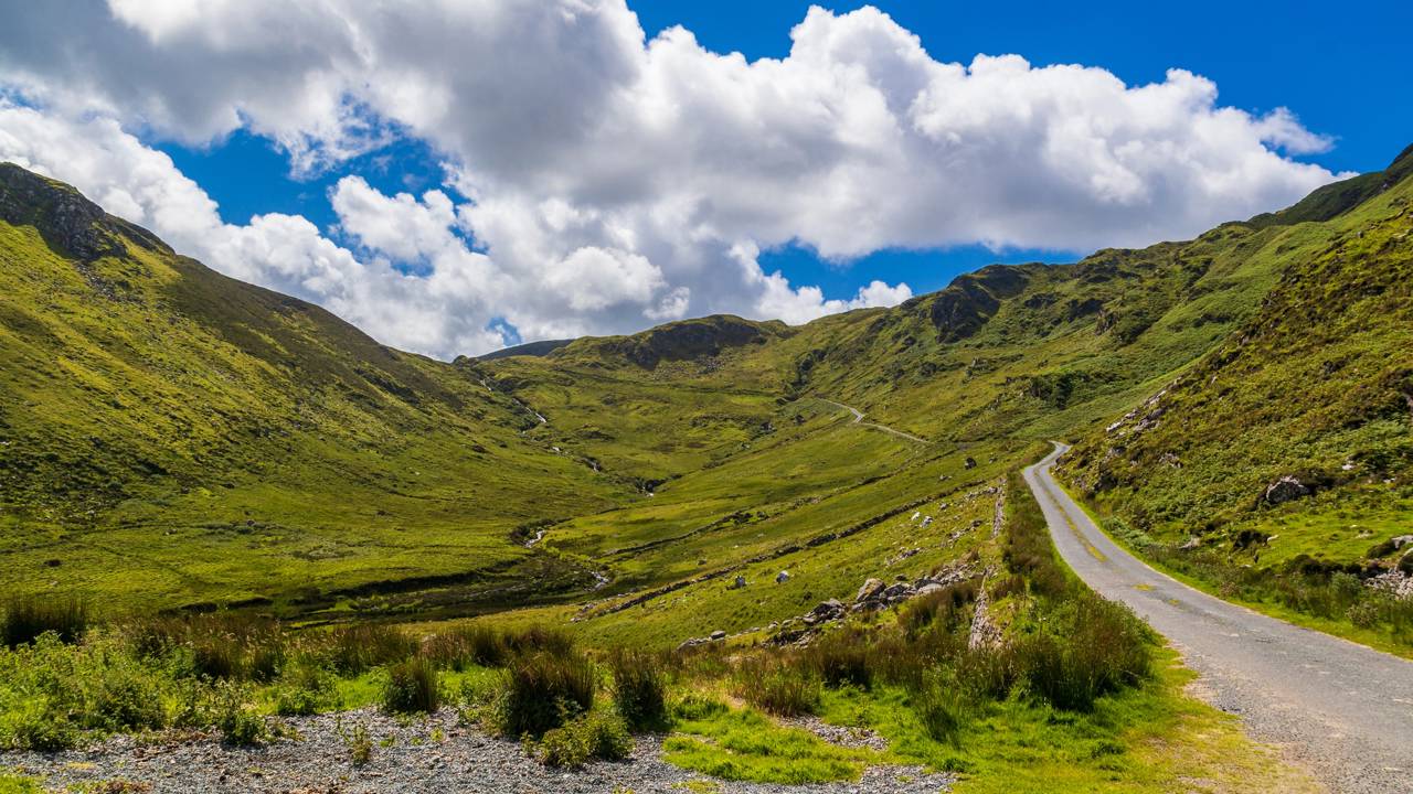 Com suas curvas em zigue-zague e inclinação severa, o Glengesh Pass em Donegal virou a estrada mais dramática e isolada de toda a Irlanda