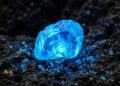 Com um azul elétrico sem precedentes, esta gema vulcânica é tão frágil que não pode ser lapidada em grande escala por especialistas