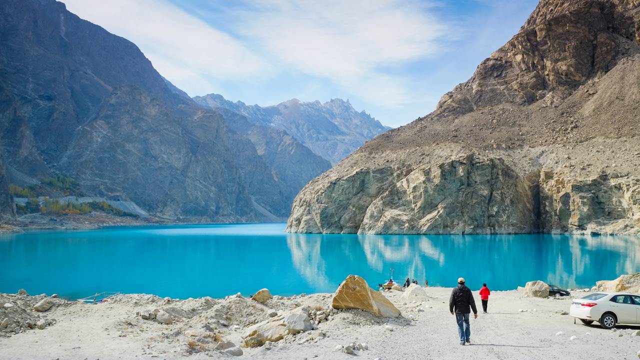 Rodovia no Paquistão ganha fama por seus picos de 7.000 metros de altitude, pois o trajeto de 1978 cruza o Vale Gojal entre glaciares e lagos azuis