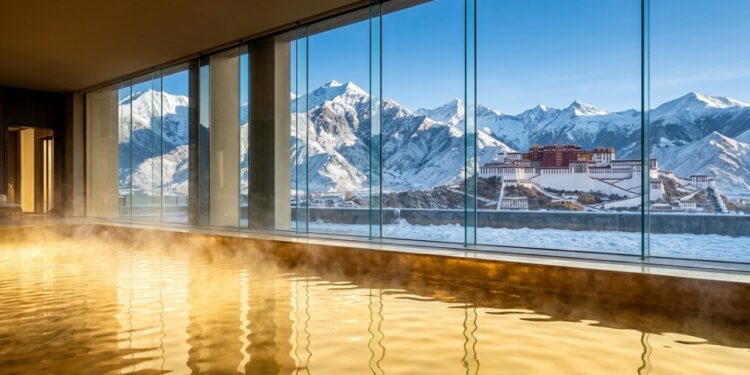 A piscina de ouro do St. Regis Lhasa fica a 3600 metros de altitude e tem o fundo revestido com milhares de azulejos banhados a ouro de verdade